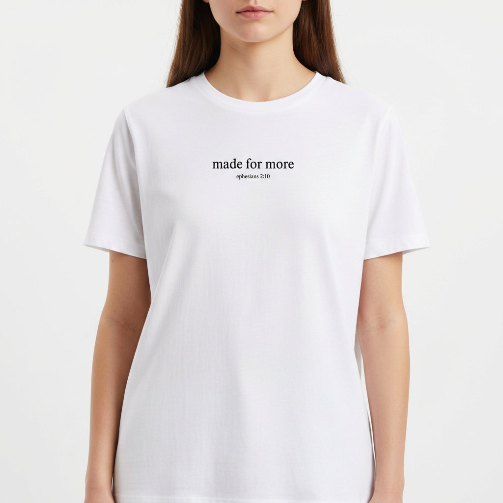 Camiseta com estampa frontal de texto estilizado: "made for more" seguido da referência "ephesians 2.10" logo abaixo, centralizado no peito.