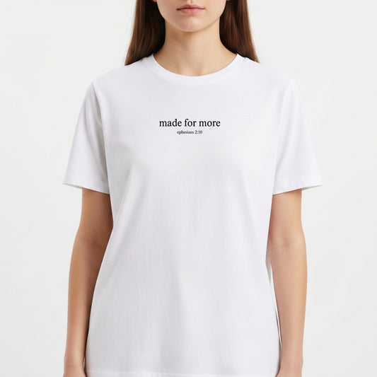 Camiseta com estampa frontal de texto estilizado: "made for more" seguido da referência "ephesians 2.10" logo abaixo, centralizado no peito.