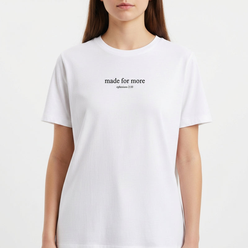 Camiseta com estampa frontal de texto estilizado: "made for more" seguido da referência "ephesians 2.10" logo abaixo, centralizado no peito.