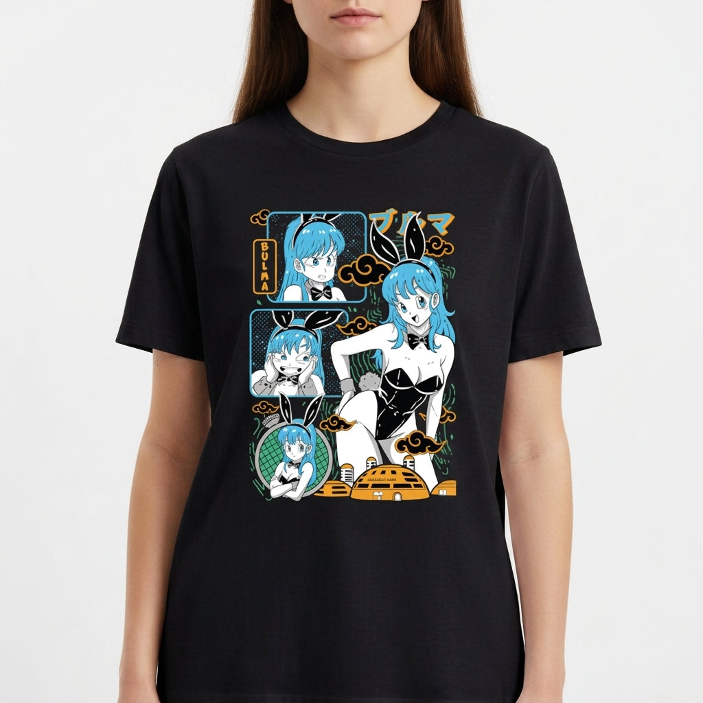 Camiseta com estampa frontal de personagem em estilo quadrinhos, mostrando várias expressões e poses, com elementos gráficos ao redor.