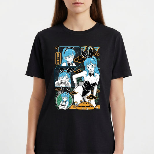 Camiseta com estampa frontal de personagem em estilo quadrinhos, mostrando várias expressões e poses, com elementos gráficos ao redor.