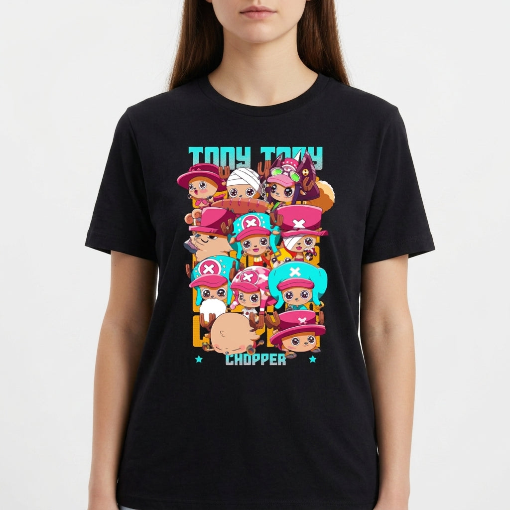 Camiseta com estampa frontal de personagens chibi usando diferentes chapéus rosa e azul, acompanhados de letras estilizadas em um tom vibrante.