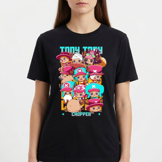 Camiseta com estampa frontal de personagens chibi usando diferentes chapéus rosa e azul, acompanhados de letras estilizadas em um tom vibrante.