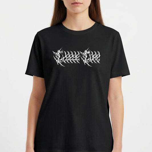 Camiseta com estampa frontal de letras estilizadas em design arrojado, com contornos irregulares e aparência similar a ramos entrelaçados.
