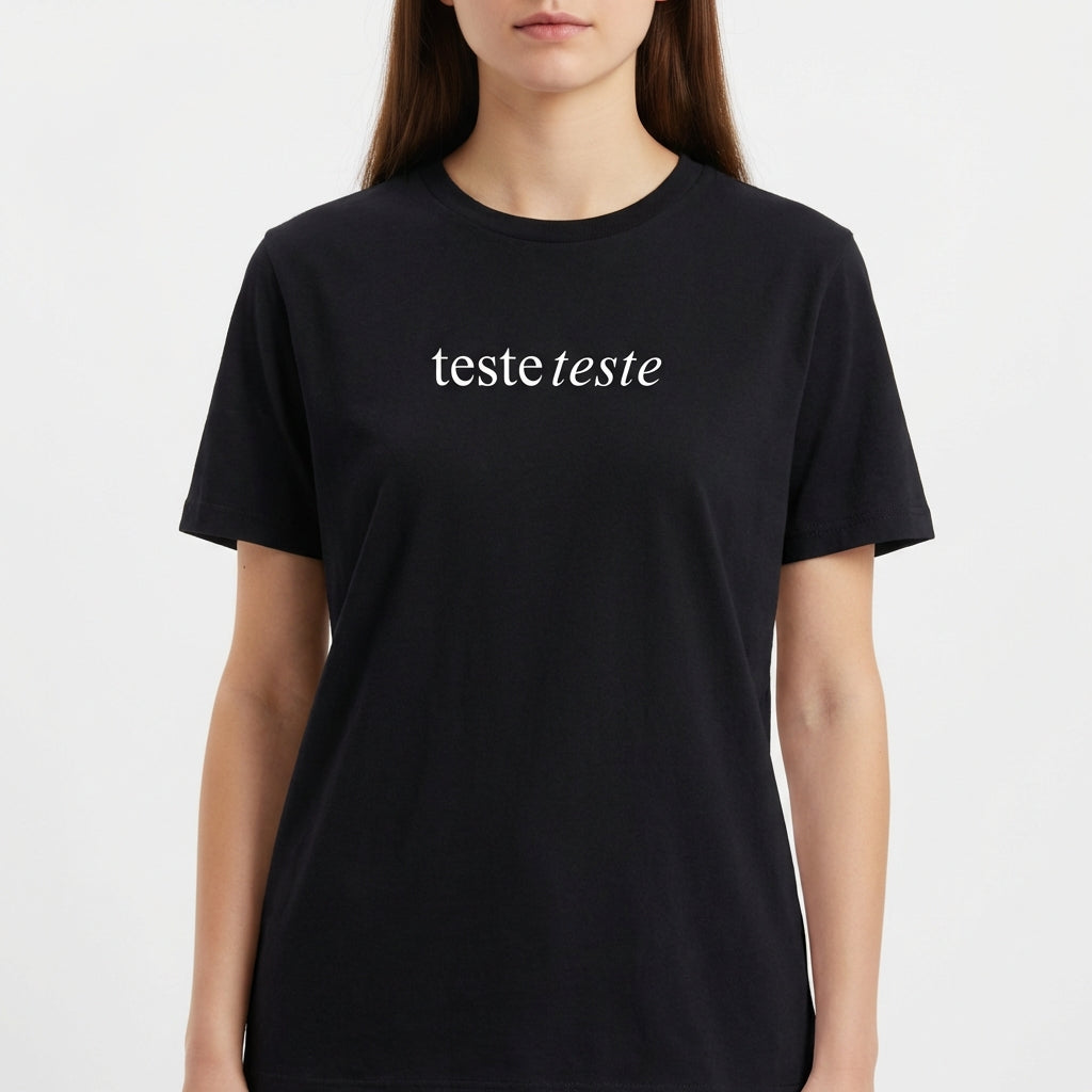 Camiseta com estampa frontal de texto estilizado em diferentes tipografias, apresentando duas palavras idênticas elegantemente dispostas no centro.