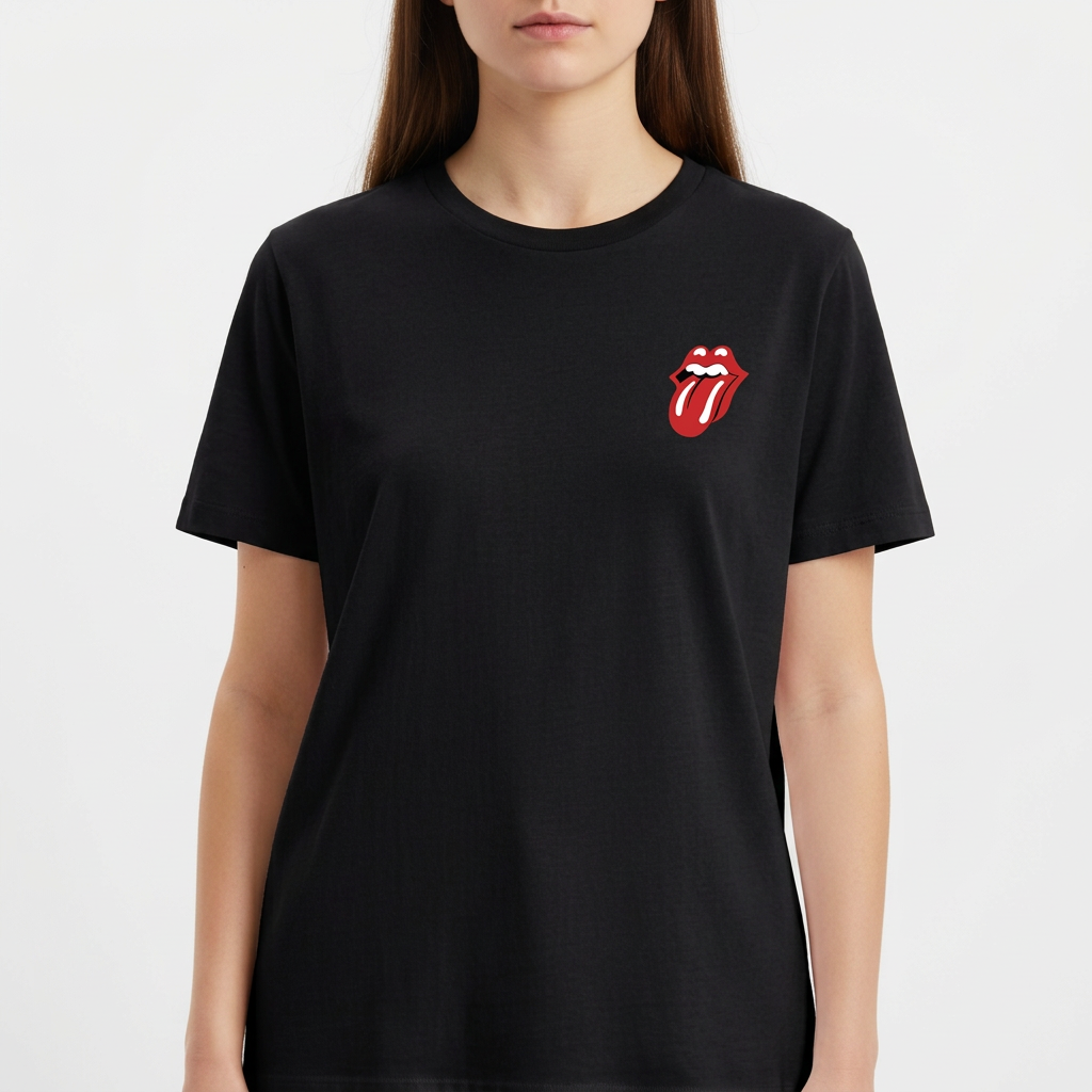 Camiseta com estampa frontal de boca com lábios entreabertos e língua para fora, criando um visual icônico e arrojado na parte superior esquerda.