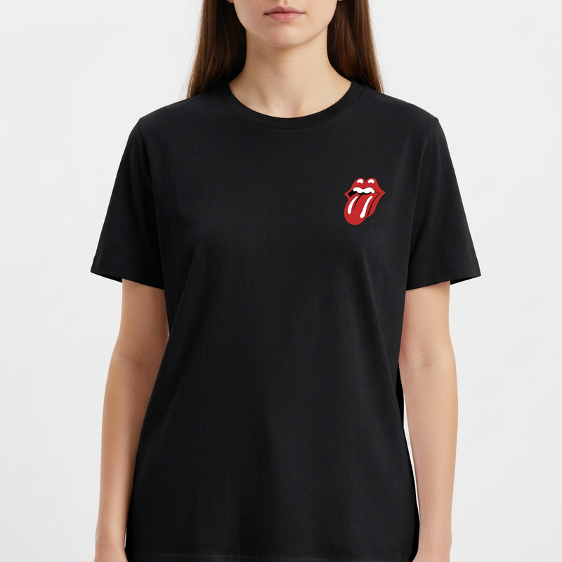 Camiseta com estampa frontal de boca com lábios entreabertos e língua para fora, criando um visual icônico e arrojado na parte superior esquerda.