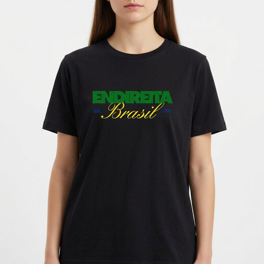 Camiseta com estampa frontal de texto "ENDIRETA" em letras grandes, "Brasil" estilizado abaixo, seguido por "BRL 2026" em menores dimensões.