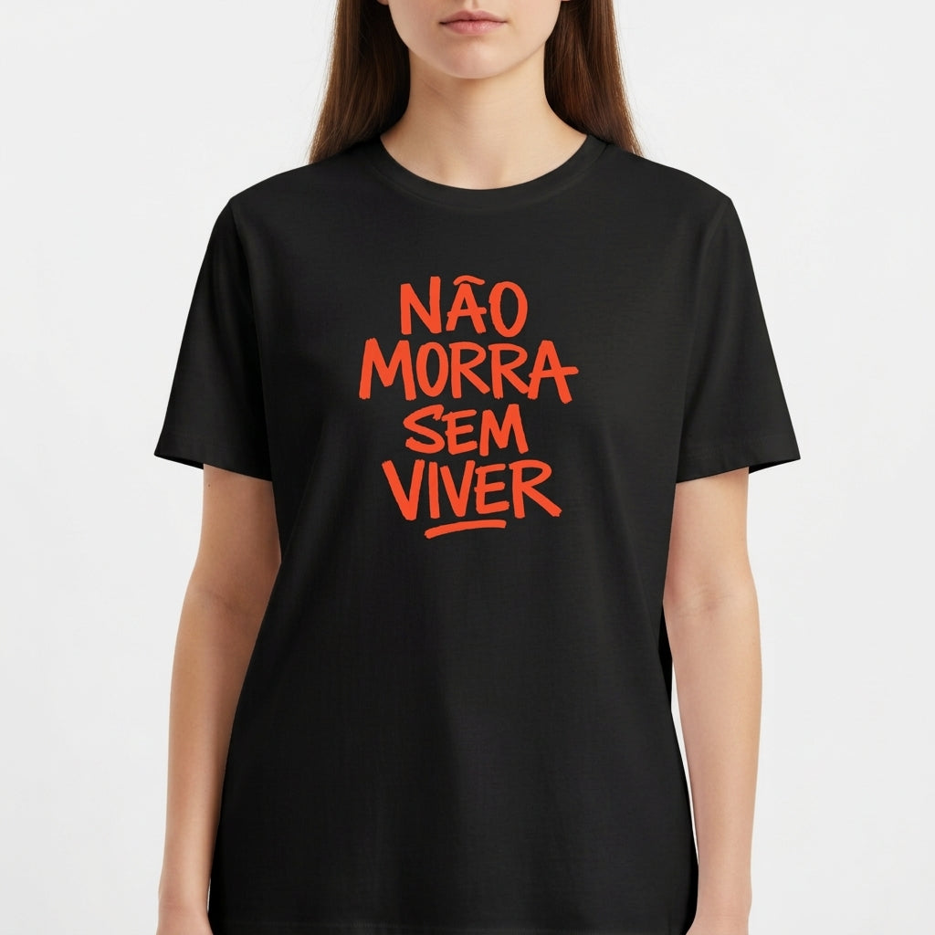 Camiseta com estampa frontal de texto em estilo grafite com as palavras "NÃO MORRA SEM VIVER" em destaque.