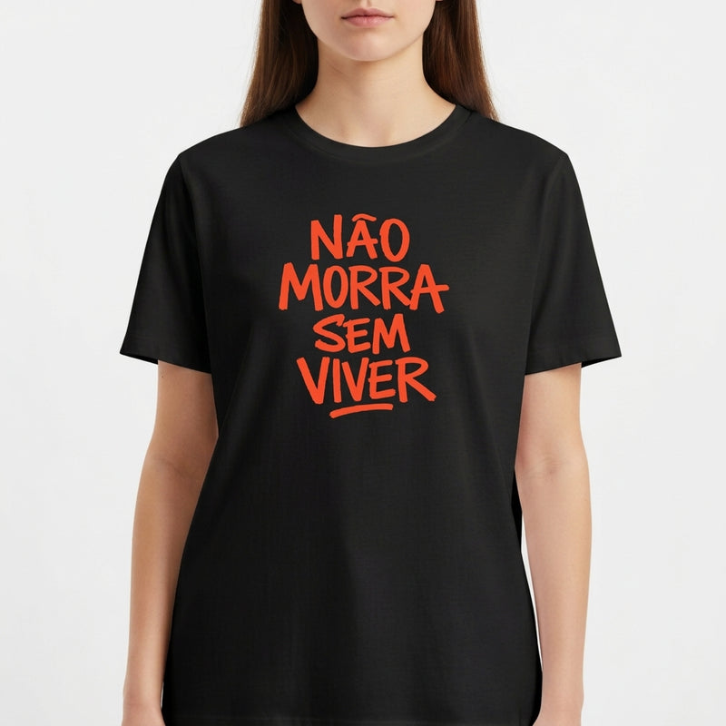 Camiseta com estampa frontal de texto em estilo grafite com as palavras "NÃO MORRA SEM VIVER" em destaque.