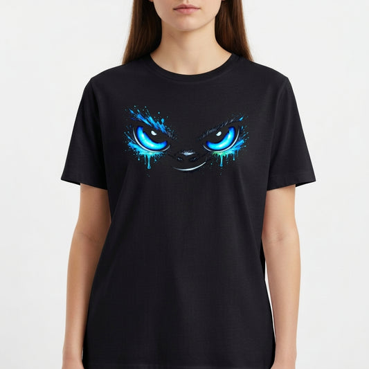 Camiseta com estampa frontal de olhos grandes com expressão intensa, detalhes de gotas simulando tinta escorrendo, e um leve destaque no brilho dos olhos.