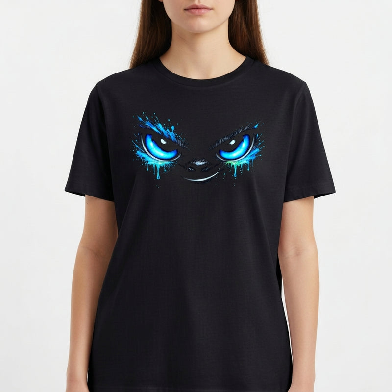 Camiseta com estampa frontal de olhos grandes com expressão intensa, detalhes de gotas simulando tinta escorrendo, e um leve destaque no brilho dos olhos.
