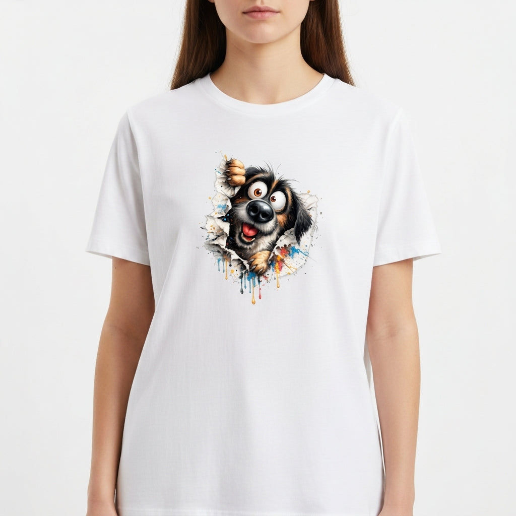 Camiseta com estampa frontal de cachorro divertido rompendo papel, com detalhes rabiscados e manchas de tinta em estilo artístico.