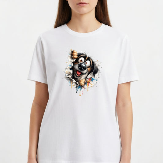 Camiseta com estampa frontal de cachorro divertido rompendo papel, com detalhes rabiscados e manchas de tinta em estilo artístico.