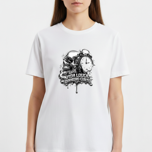 Camiseta com estampa frontal de caveira metálica ao lado de um relógio analógico e a frase "VIDA LOUCA DINHEIRO CURTO" em letras estilizadas.