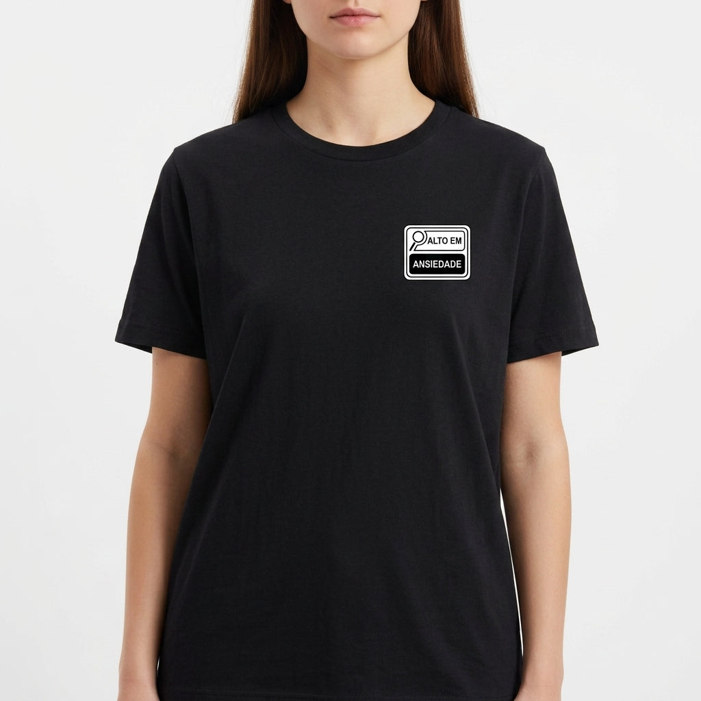 Camiseta com estampa frontal de um selo estilo rótulo de produto com os dizeres "ALTO EM ANSIEDADE", incluindo ilustração de uma lupa.