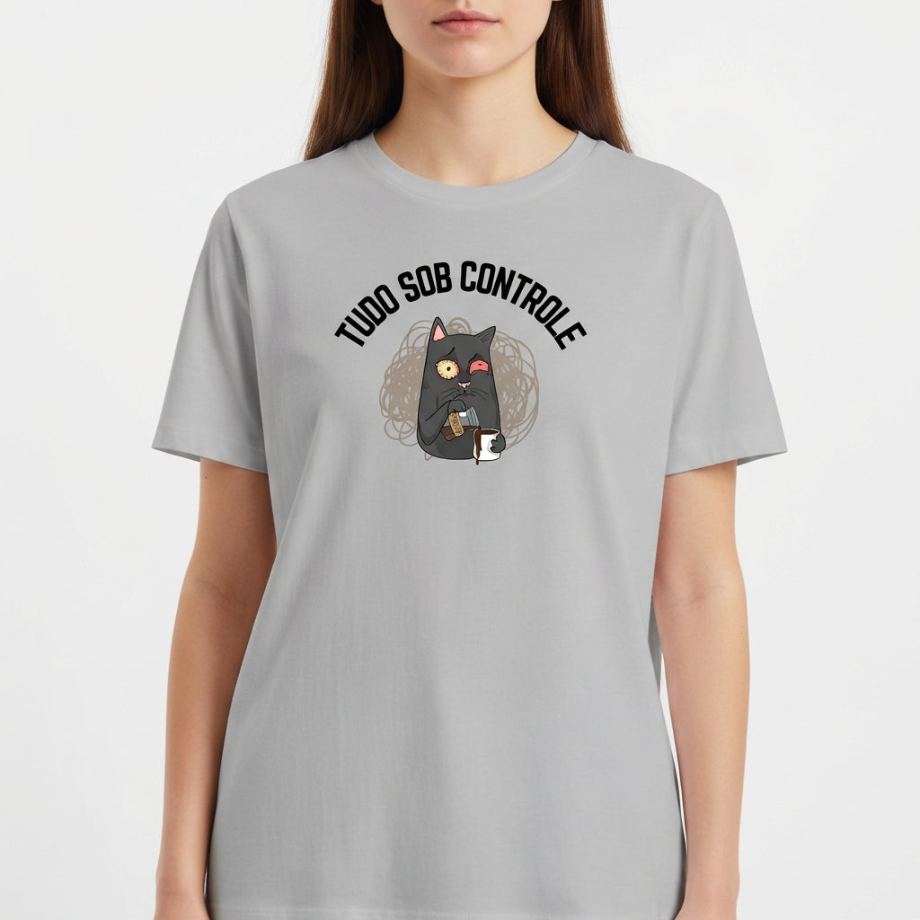 Camiseta com estampa frontal de um gato segurando uma caneca, acompanhado de uma expressão curiosa, envolto por linhas espirais e a frase "TUDO SOB CONTROLE".