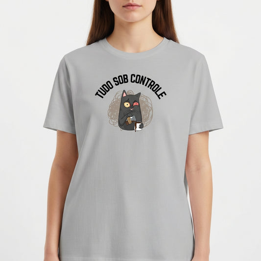 Camiseta com estampa frontal de um gato segurando uma caneca, acompanhado de uma expressão curiosa, envolto por linhas espirais e a frase "TUDO SOB CONTROLE".