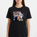 Camiseta com estampa frontal de diversos personagens de anime alinhados, exibindo expressões variadas, alguns com adereços únicos e poses dinâmicas.