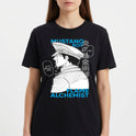 Camiseta com estampa frontal de personagem estilo mangá em perfil, com chapéu militar, acompanhada de textos como "Mustang Roy" e "Flame Alchemist".