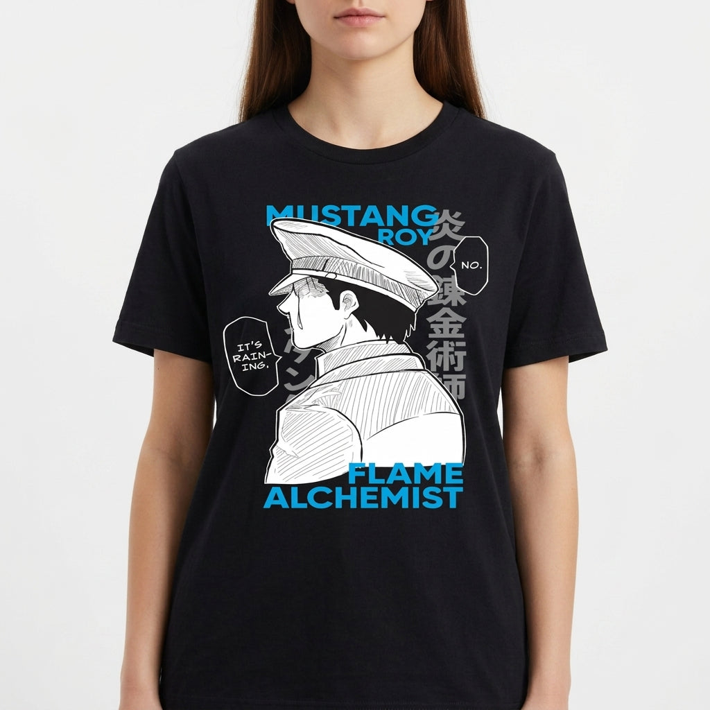 Camiseta com estampa frontal de personagem estilo mangá em perfil, com chapéu militar, acompanhada de textos como "Mustang Roy" e "Flame Alchemist".