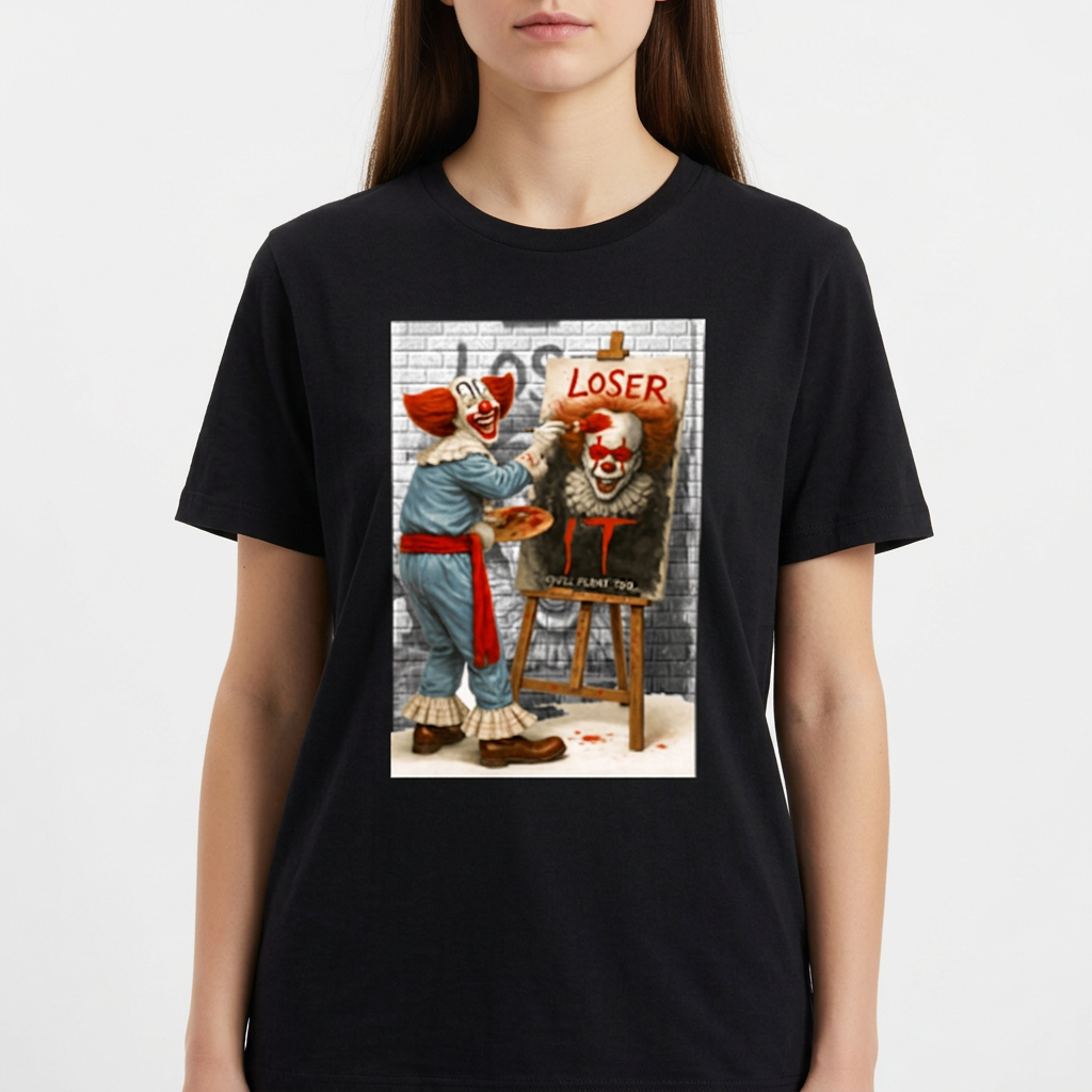 Camiseta com estampa frontal de palhaço pintando retrato de outro palhaço em mural, com palavra "LOSER" escrita acima e detalhe de parede de tijolos.