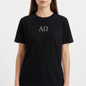 Camiseta com estampa frontal de "AΩ" e estampa traseira de "AΩ" acompanhada da frase "Eu sou o Alfa e o Ômega, o princípio e o fim" Ap. 22:13.