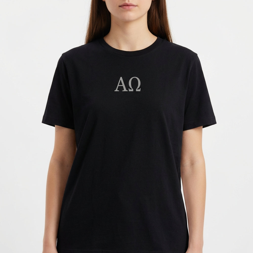 Camiseta com estampa frontal de "AΩ" e estampa traseira de "AΩ" acompanhada da frase "Eu sou o Alfa e o Ômega, o princípio e o fim" Ap. 22:13.