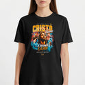 Camiseta com estampa frontal de Cristo com detalhes em tipografia estilizada, incluindo frases inspiradoras e elementos gráficos coloridos ao redor da figura central.