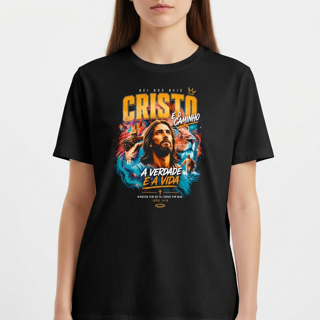 Camiseta com estampa frontal de Cristo com detalhes em tipografia estilizada, incluindo frases inspiradoras e elementos gráficos coloridos ao redor da figura central.