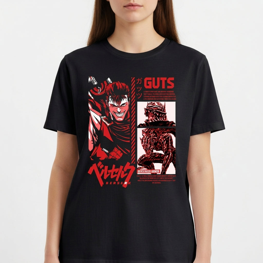 Camiseta com estampa frontal de personagem de mangá em posição dinâmica com espada, cercado por detalhes, textos estilizados e ilustrações adicionais.