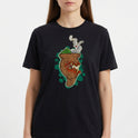 Camiseta com estampa frontal de um chimarrão estilizado com erva-mate, cuia e fumaça, rodeado por um fundo de formas orgânicas em contraste.