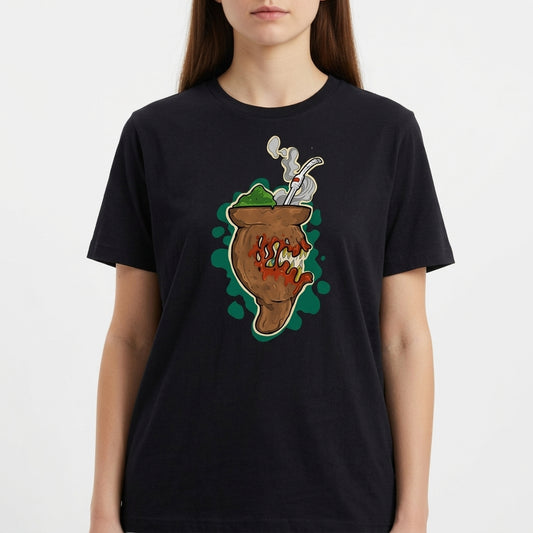 Camiseta com estampa frontal de um chimarrão estilizado com erva-mate, cuia e fumaça, rodeado por um fundo de formas orgânicas em contraste.