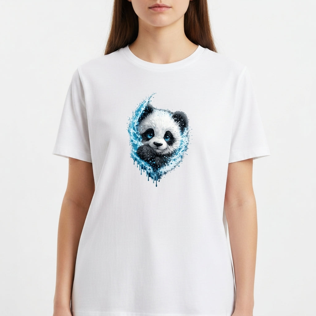Camiseta com estampa frontal de rosto de panda estilizado com efeito de pintura respingada, destacando traços suaves e detalhes contrastantes.