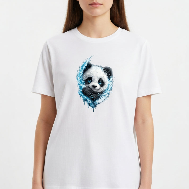 Camiseta com estampa frontal de rosto de panda estilizado com efeito de pintura respingada, destacando traços suaves e detalhes contrastantes.