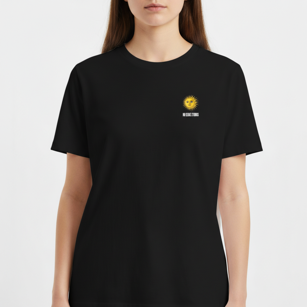 Camiseta com estampa frontal de sol estilizado com rosto sorridente e texto pequeno, e estampa traseira de sol similar com texto maior em camadas verticais.
