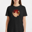 Camiseta com estampa frontal de guerreiro musculoso segurando uma arma sobre fundo circular e estampa traseira de personagem em pose poderosa com texto.