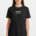 Camiseta com estampa frontal de "Iron Discipline" e design de montanhas, e estampa traseira de "CONSTÂNCIA Iron Discipline" em letras destacadas.