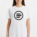 Camiseta com estampa frontal de um círculo contendo três barras horizontais e uma delas com um detalhe de mordida no canto superior esquerdo.