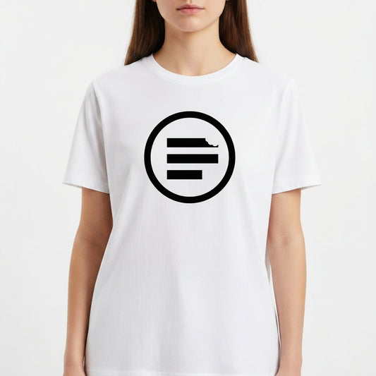 Camiseta com estampa frontal de um círculo contendo três barras horizontais e uma delas com um detalhe de mordida no canto superior esquerdo.
