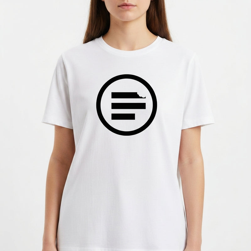 Camiseta com estampa frontal de um círculo contendo três barras horizontais e uma delas com um detalhe de mordida no canto superior esquerdo.