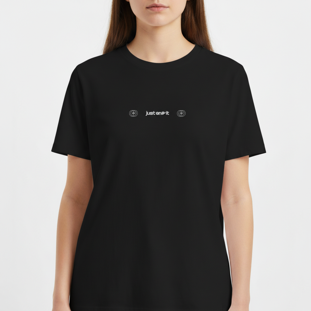 Camiseta com estampa frontal de texto estilizado "just ship it" e ícones circulares e estampa traseira de frase inspiradora "MAKE MONEY AND FRIENDS".