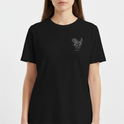 Camiseta com estampa frontal de cavalo alado detalhado e a palavra "Just Right" abaixo, e estampa traseira com o mesmo cavalo alado sobre palavra "MENTALITY".