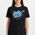 Camiseta com estampa frontal de um balão de diálogo no estilo quadrinhos com a frase "Super Pai" destacada, acompanhada por "meu amigo, meu exemplo, meu herói".