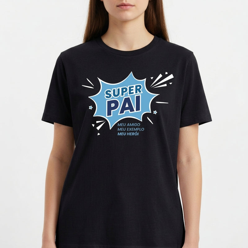 Camiseta com estampa frontal de um balão de diálogo no estilo quadrinhos com a frase "Super Pai" destacada, acompanhada por "meu amigo, meu exemplo, meu herói".