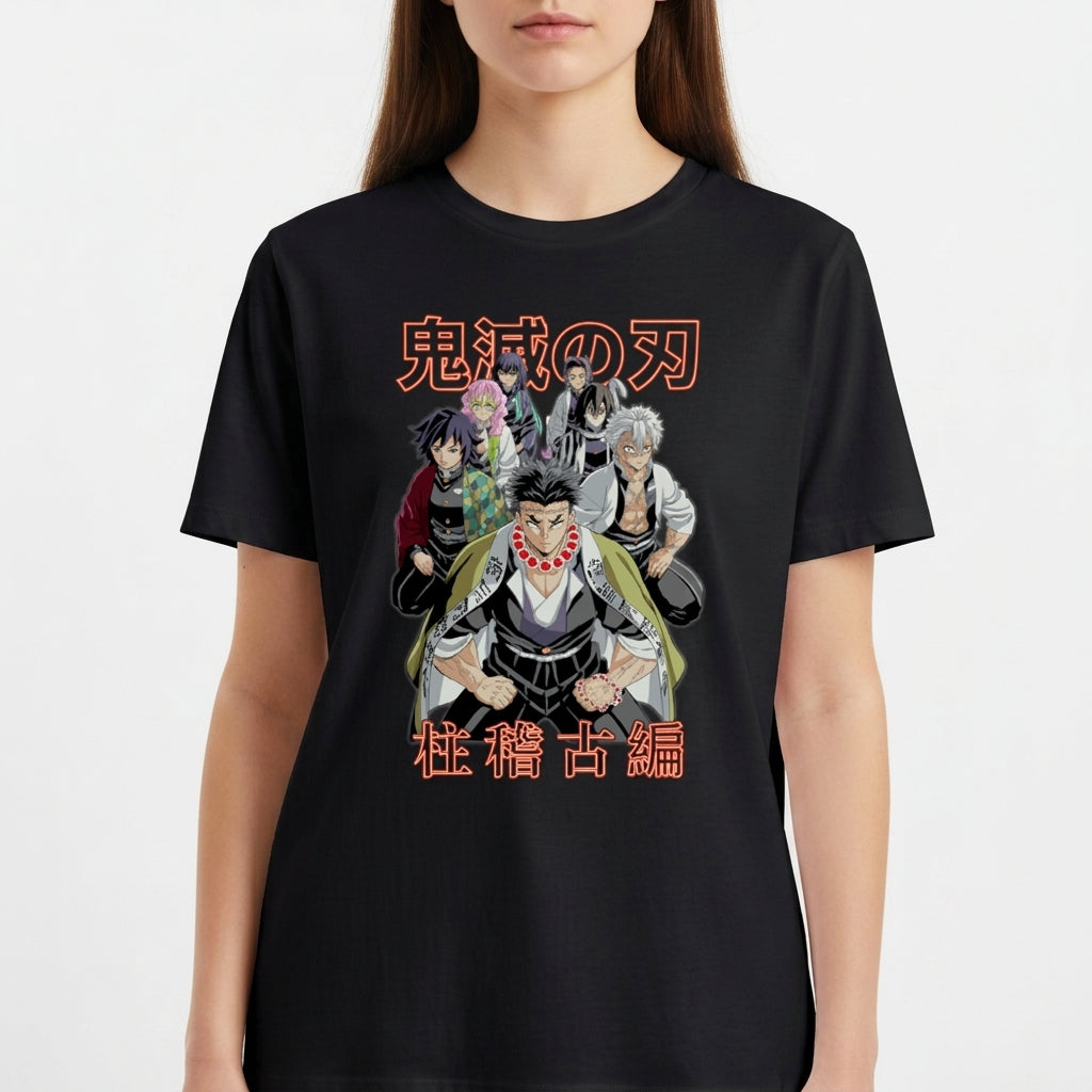 Camiseta com estampa frontal de cinco personagens de anime em pose determinada, com inscrição japonesa em destaque acima e abaixo das figuras.