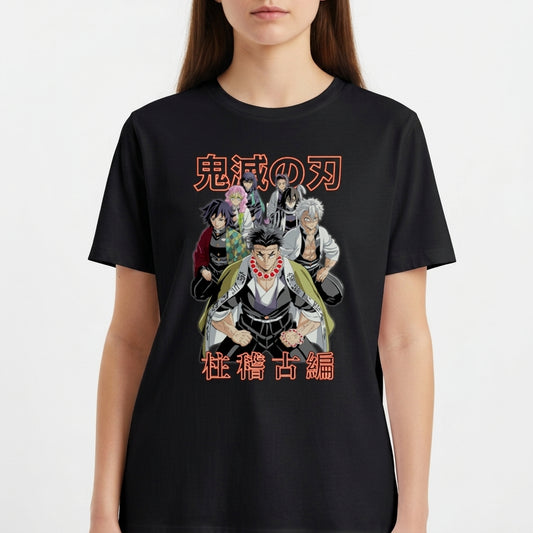 Camiseta com estampa frontal de cinco personagens de anime em pose determinada, com inscrição japonesa em destaque acima e abaixo das figuras.