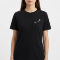 Camiseta com estampa frontal de assinatura curva estilizada pequena no canto superior e estampa traseira de personagens caricatos e sorridentes em grupo colorido.