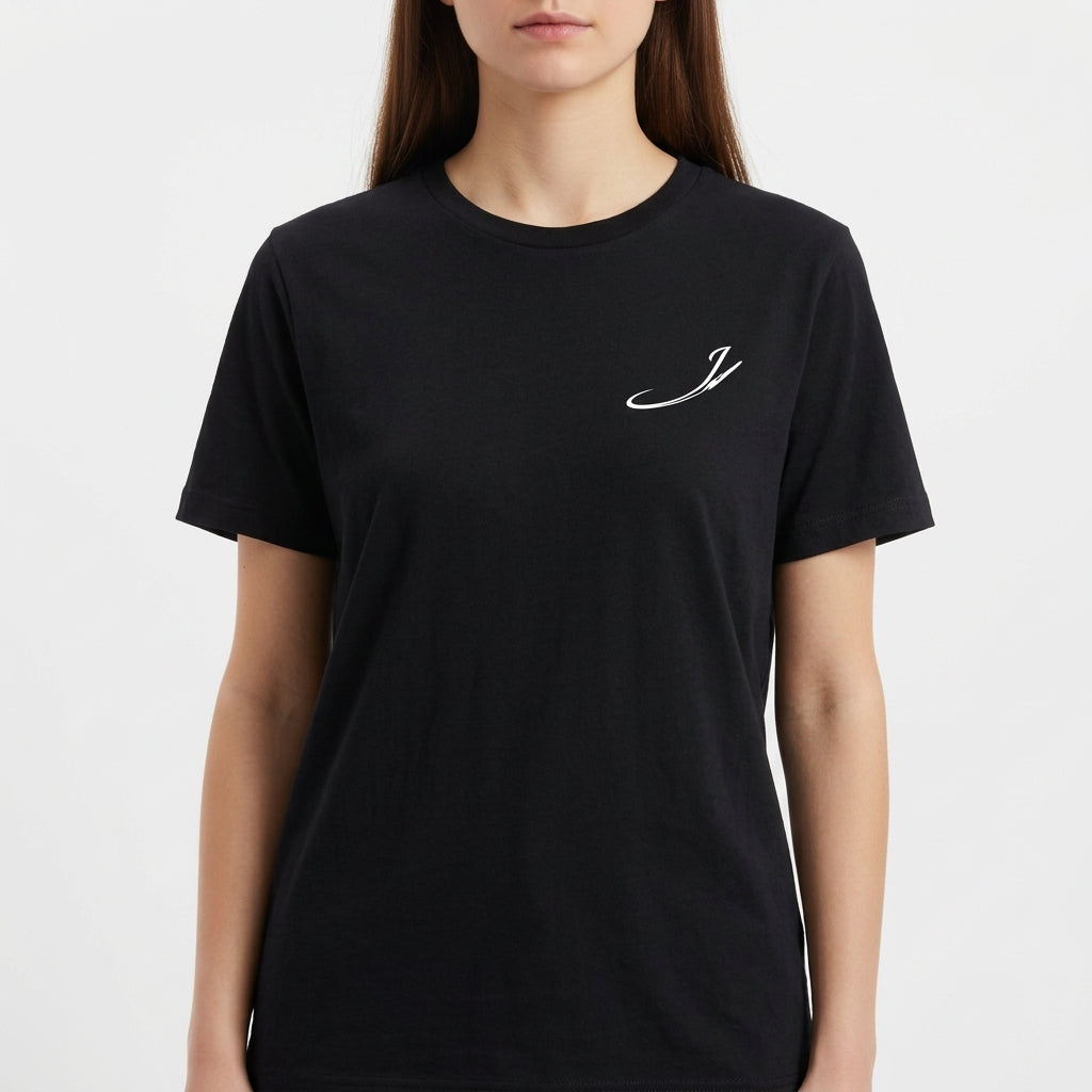 Camiseta com estampa frontal de assinatura curva estilizada pequena no canto superior e estampa traseira de personagens caricatos e sorridentes em grupo colorido.