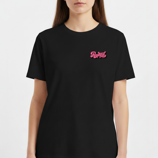 Camiseta com estampa frontal de texto estilizado em fonte cursiva e sombra, escrita "Rawbeat", adicionando um toque moderno e urbano ao design.